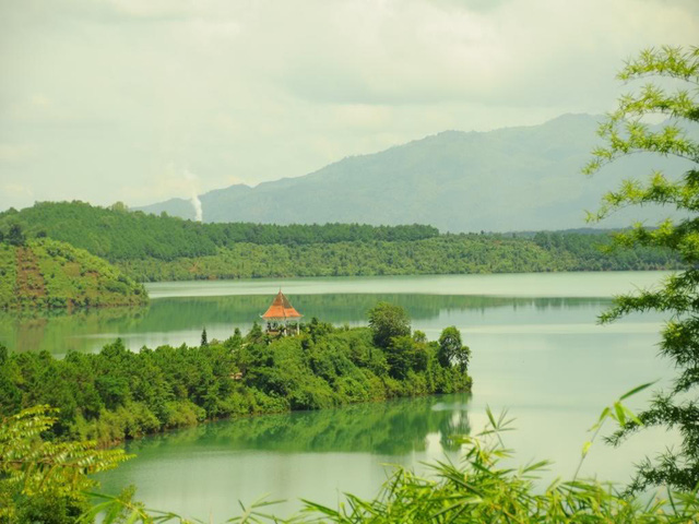 Vẻ đẹp tĩnh lặng xanh biếc của Biển Hồ Pleiku - Ảnh 6.