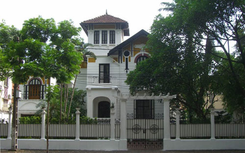 Quyết định còn quy định tiêu chuẩn trang bị nội thất nhà ở công vụ với mức kinh phí trang bị nội thất cơ bản cho biệt thự, căn hộ chung cư
 tại khu vực đô thị là từ 120 - 250 triệu đồng, với căn nhà ở khu vực nông
 thôn từ 75 - 120 triệu đồng.