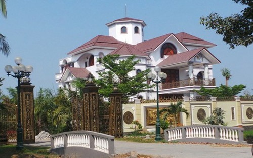 Biệt thự trị giá hàng tỷ đồng tại Bến Tre của ông Trần Văn Truyền, nguyên Tổng Thanh Tra Chính phủ.<br>