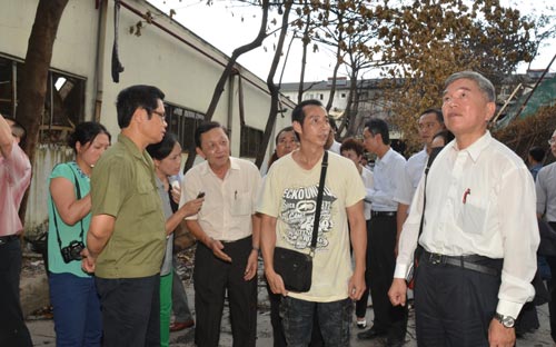 Nhà đầu tư Đài Loan (người đeo túi) phản ánh với các cơ quan chức năng khó khăn của doanh nghiệp - Ảnh: Hồng Phi.<br>