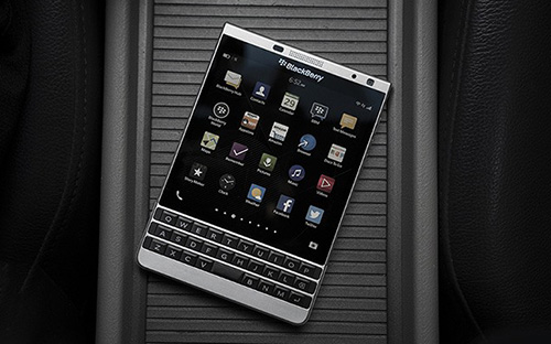 <span style="font-family: 'Times New Roman'; font-size: 14.6666669845581px;">BlackBerry Passport Silver chính thức bán ra thị trường hôm 20/8 với giá 13,5 triệu đồng.</span>