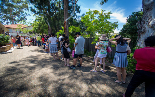 Người mua nhà xếp hàng đợi xem một ngôi nhà được rao bán ở Sydney - Ảnh:&nbsp; Bloomberg.