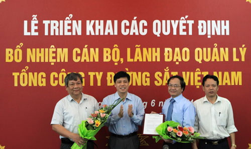 Lãnh đạo Bộ Giao thông Vận tải trao quyết định bổ nhiệm chức vụ Tổng giám đốc Tổng công ty Đường sắt cho ông Vũ Tá Tùng, thay cho ông Nguyễn Đạt Tường.<br>