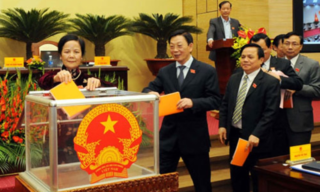 Các đại biểu Hội đồng Nhân dân thành phố Hà Nội bỏ phiếu tín nhiệm sáng 3/12.<br>