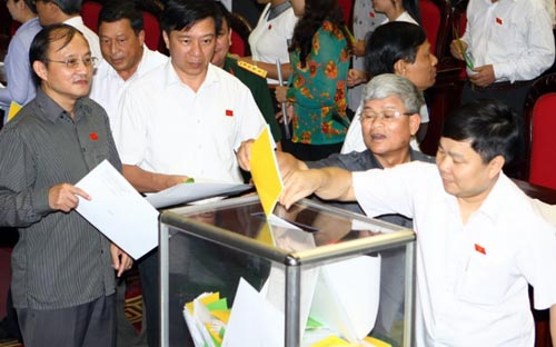 Chỉ sau một lần tiến hành vào giữa năm 2013, việc lấy phiếu tín nhiệm tại Quốc hội đã tạm dừng.<br>