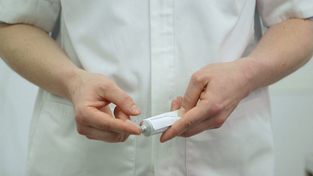 Cẩn trọng khi bôi thuốc lên da - Ảnh 2.