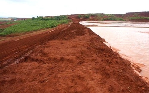 Lãnh đạo TKV cho rằng, mặc dù nước tràn ra do vỡ đê hôm 8/10 cũng có màu đỏ nhưng không phải là bùn đỏ, không chứa hoá chất gây hại.<br>
