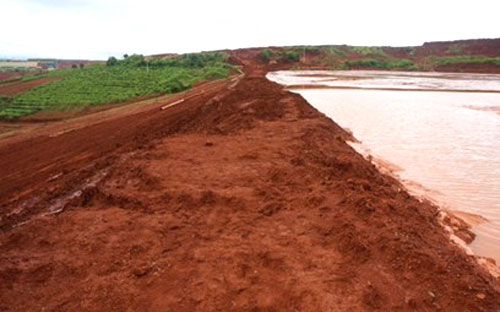 Theo TKV, sự cố rạng sáng ngày 8/10 là do vỡ đê phụ của hồ thải quặng đuôi, không phải hồ chứa bùn đỏ.<br>