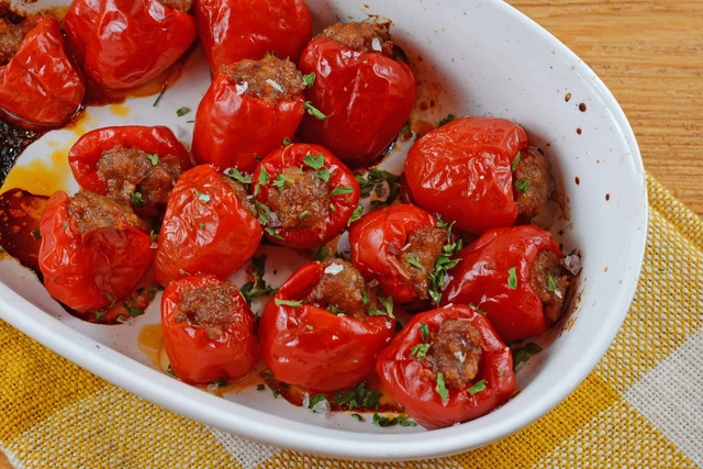 3 món cà chua nhồi đỏ tươi cho bữa tiệc năm mới - Ảnh 1.