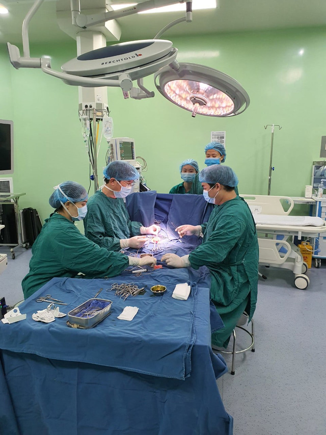 Ca ghép thận đầu tiên cho trẻ bị suy thận giai đoạn cuối do đột biến gen  - Ảnh 1.