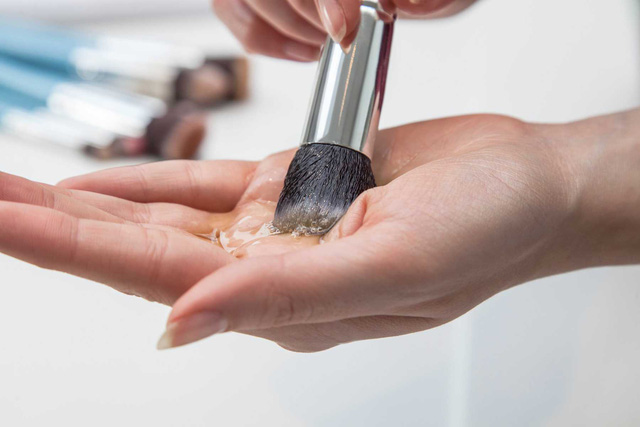 3 cách làm sạch cọ trang điểm bằng nguyên liệu nhà bếp - Ảnh 1.