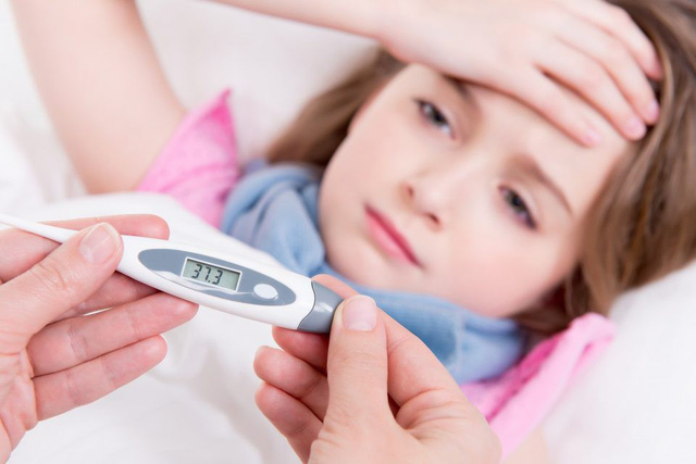 Sốt virus ở trẻ: Cách chăm sóc để nhanh phục hồi? - Ảnh 2.