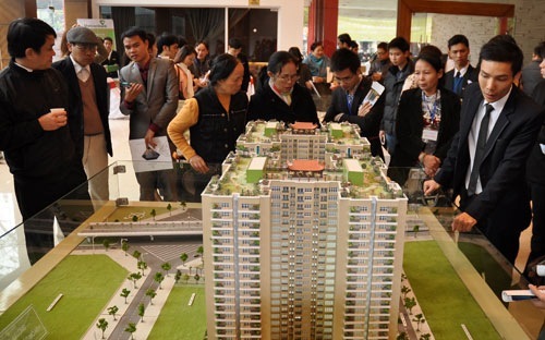 Theo Bộ Xây dựng, trong số gần 1.300 giao dịch thành công tại Hà Nội trong hai tháng đầu năm 2014, có đến 50% là khách hàng ngoại tỉnh.<br>