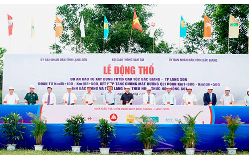 Phó thủ tướng Hoàng Trung Hải cùng lãnh đạo các bộ ngành, địa phương làm lễ động thổ, khởi công dự án.<br>