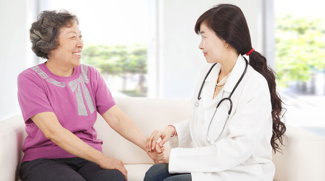 Giao mùa và lưu ý sức khỏe cho người cao tuổi - Ảnh 1.