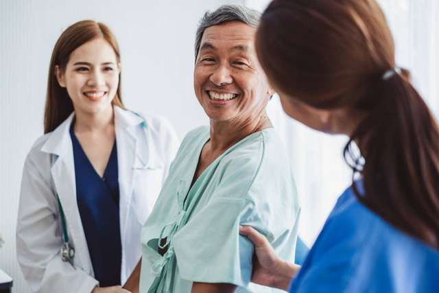 Giao mùa và lưu ý sức khỏe cho người cao tuổi - Ảnh 2.