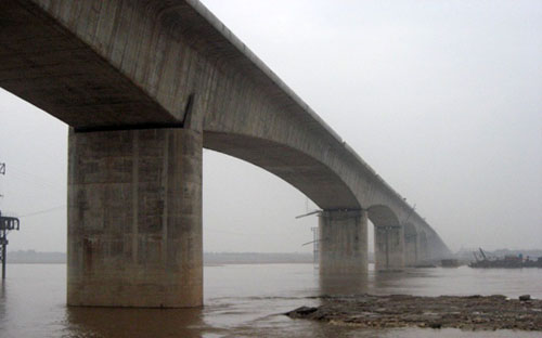 Theo đánh giá của Bộ trưởng Bộ Xây dựng Trịnh Đình Dũng, vết nứt tại trụ cầu Vĩnh Tuy là "khá nghiêm trọng".<br>