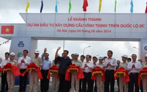 Thủ tướng Nguyễn Tấn Dũng cùng lãnh đạo các bộ, ngành Trung ương, địa phương dự lễ khánh thành cầu Vĩnh Thịnh, sáng 8/6.<br>