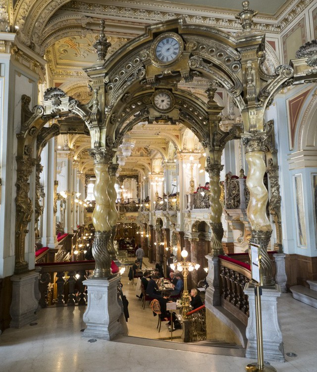 Thăm quán cà phê đẹp nhất thế giới tại Budapest - Ảnh 1.