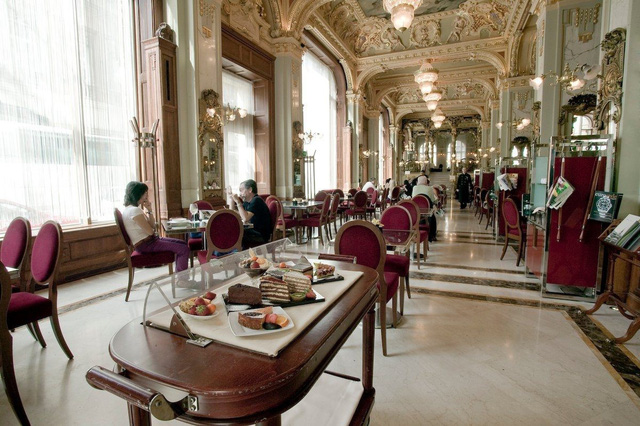 Thăm quán cà phê đẹp nhất thế giới tại Budapest - Ảnh 5.