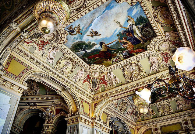 Thăm quán cà phê đẹp nhất thế giới tại Budapest - Ảnh 3.