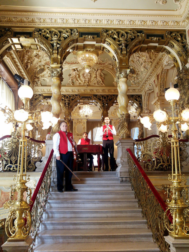 Thăm quán cà phê đẹp nhất thế giới tại Budapest - Ảnh 4.