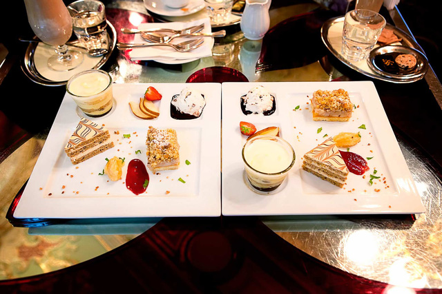 Thăm quán cà phê đẹp nhất thế giới tại Budapest - Ảnh 11.