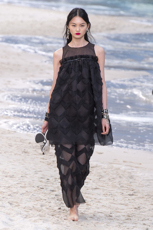 BST Xuân - Hè 2019 của Chanel: những quý cô trên bãi biển - Ảnh 16.