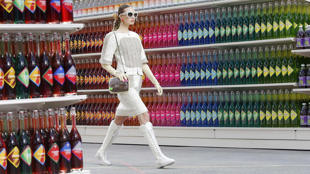 5 sàn catwalk siêu thực mà chỉ Karl Lagerfeld dám nghĩ đến - Ảnh 1.