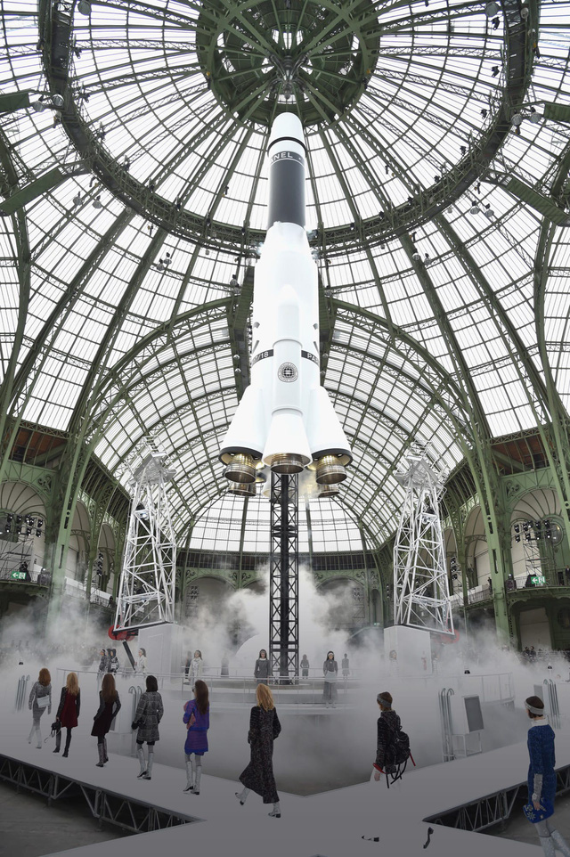 5 sàn catwalk siêu thực mà chỉ Karl Lagerfeld dám nghĩ đến - Ảnh 9.