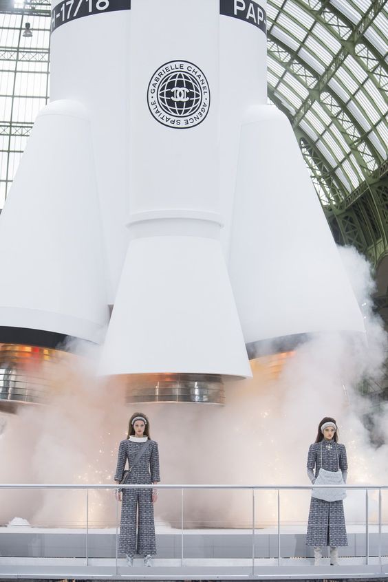 5 sàn catwalk siêu thực mà chỉ Karl Lagerfeld dám nghĩ đến - Ảnh 11.