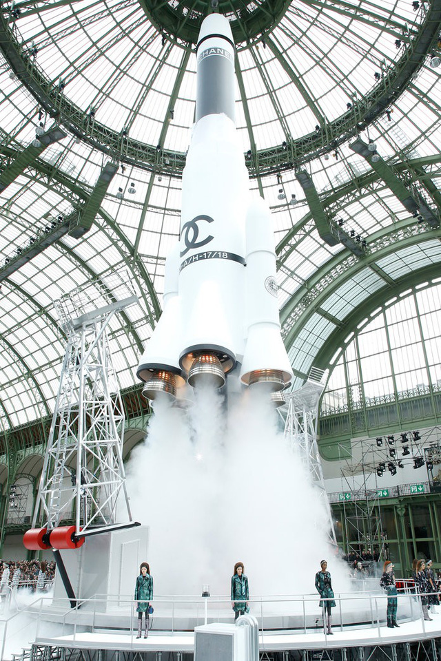 5 sàn catwalk siêu thực mà chỉ Karl Lagerfeld dám nghĩ đến - Ảnh 12.