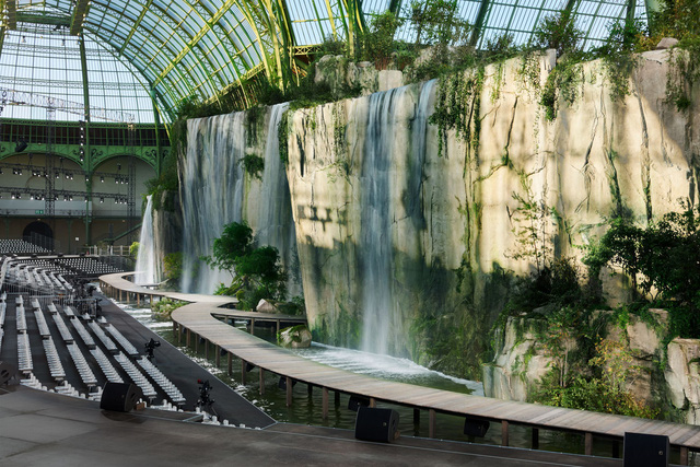 5 sàn catwalk siêu thực mà chỉ Karl Lagerfeld dám nghĩ đến - Ảnh 13.