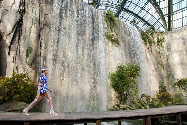 5 sàn catwalk siêu thực mà chỉ Karl Lagerfeld dám nghĩ đến - Ảnh 14.