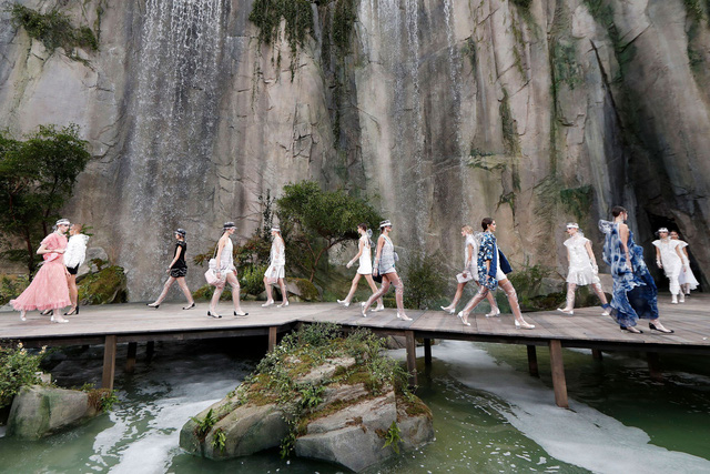 5 sàn catwalk siêu thực mà chỉ Karl Lagerfeld dám nghĩ đến - Ảnh 15.