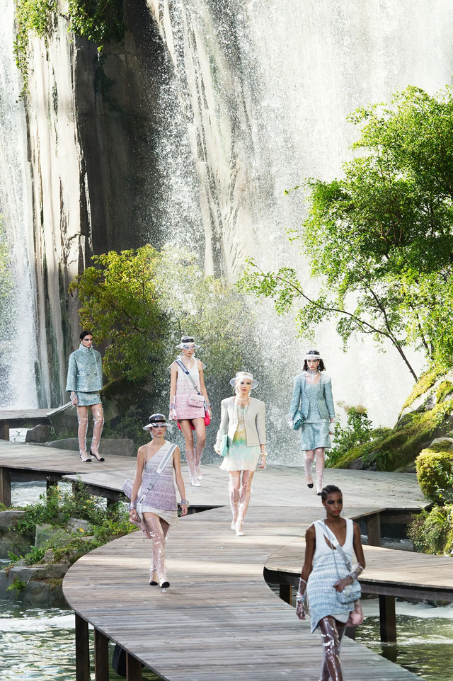 5 sàn catwalk siêu thực mà chỉ Karl Lagerfeld dám nghĩ đến - Ảnh 16.