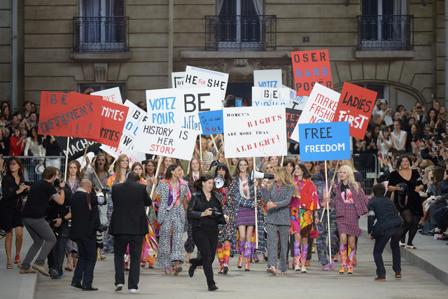 5 sàn catwalk siêu thực mà chỉ Karl Lagerfeld dám nghĩ đến - Ảnh 6.
