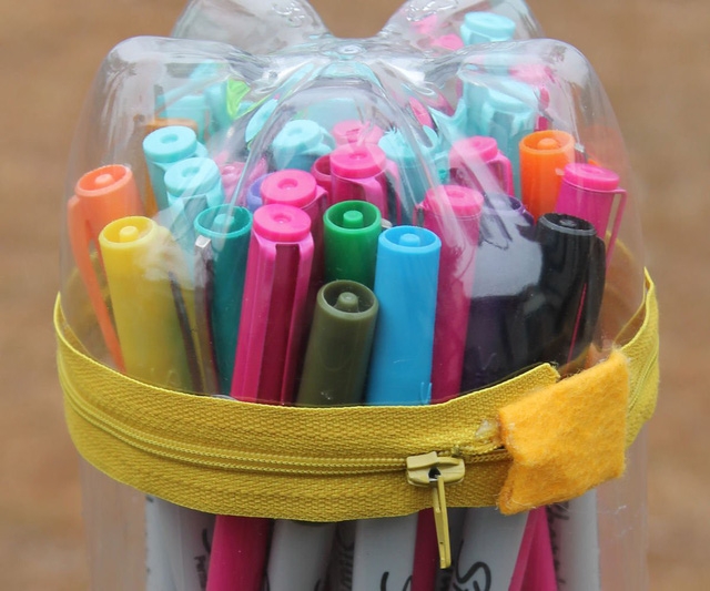 Tái sử dụng chai nhựa để décor nội thất - Ảnh 3.