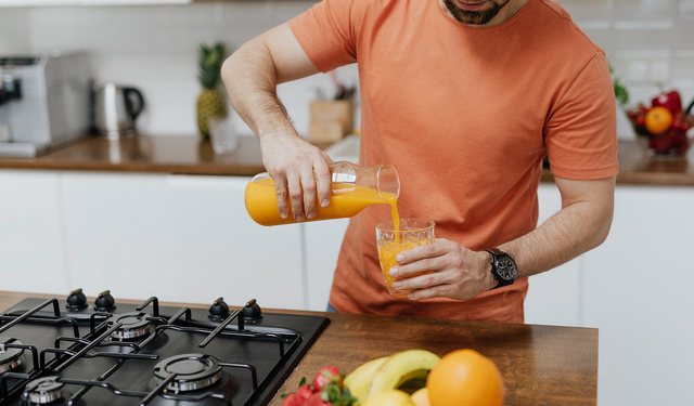 Vì sao nên hạn chế uống nước quả đóng chai? - Ảnh 2.