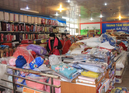 Chăn, đệm giá rẻ có nguy cơ gây hại sức khỏe - Ảnh 1.