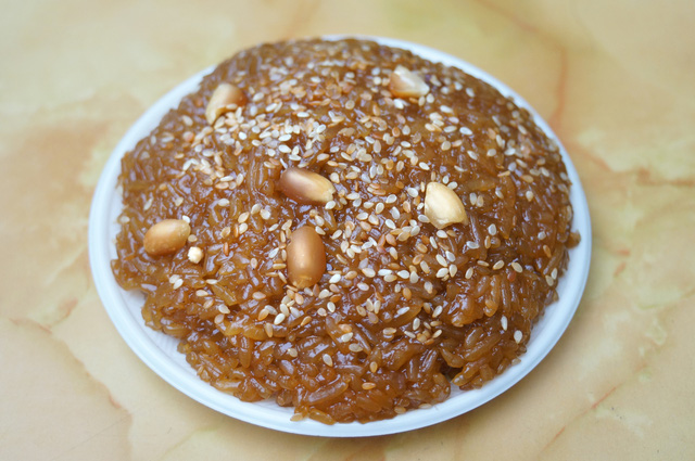 M&oacute;n ch&egrave; con ong tr&ecirc;n m&acirc;m cơm tất ni&ecirc;n - Ảnh 1.