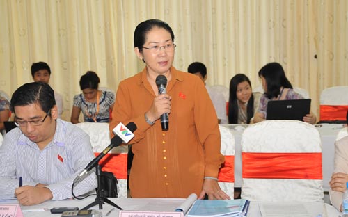 Đại biểu Quốc hội thảo luân tại tổ về dự thảo sửa đổi Hiến pháp năm 1992 - Ảnh: CTV.<br>