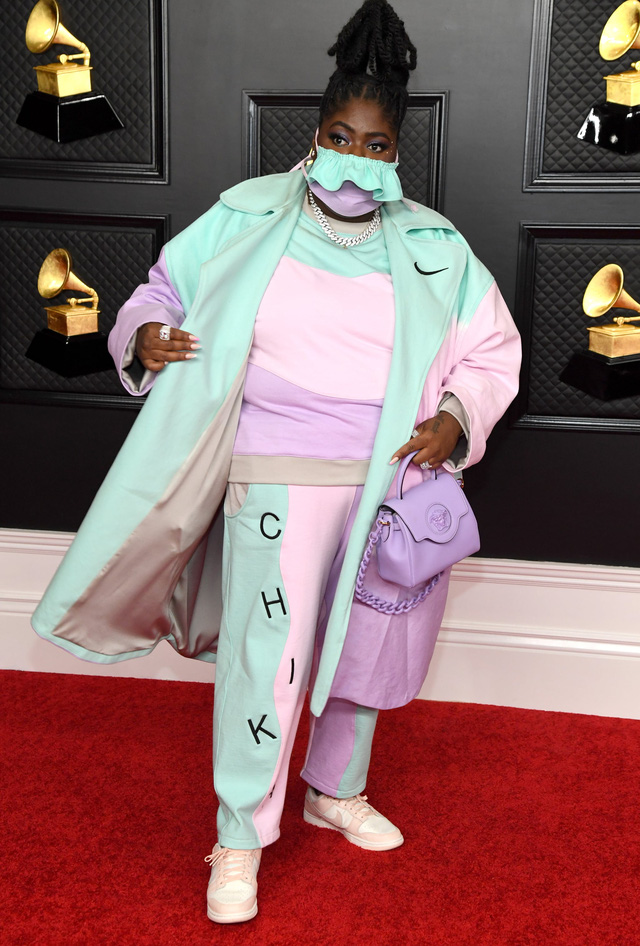 Thời trang thảm đỏ Grammy 2021: khẩu trang là phụ kiện nổi bật nhất - Ảnh 5.