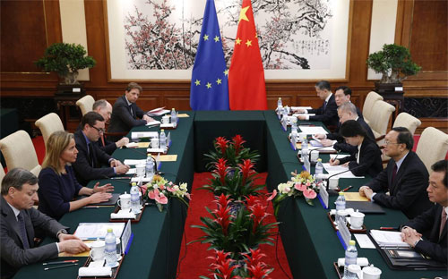 Các quan chức EU và Trung Quốc trong một cuộc gặp ở Bắc Kinh - Ảnh: EPA.<br>