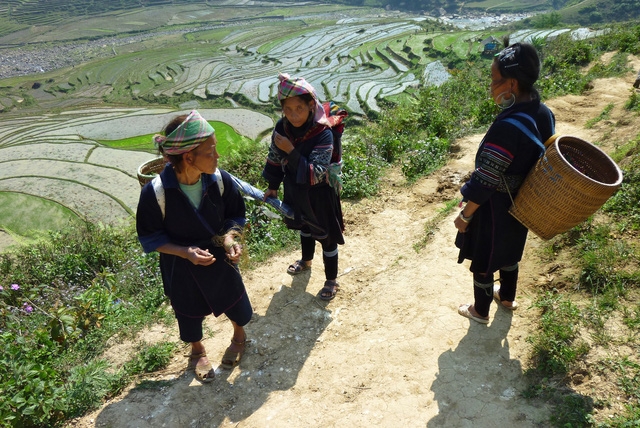 Mường Khương, chợ họp trong sương - Ảnh 2.