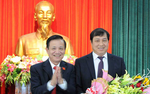 Bí thư Thành uỷ Đà Nẵng Trần Thọ (bên trái) tặng hoa chúc mừng ông Huỳnh Đức Thơ được bầu làm Chủ tịch UBND thành phố.<br>