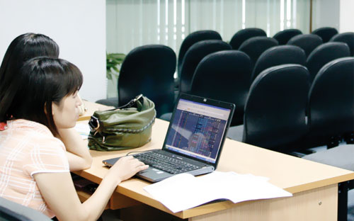 Thị trường khó khăn, nhà đầu tư không dễ bỏ tiền túi ra mua cổ phiếu phát hành thêm.<br>