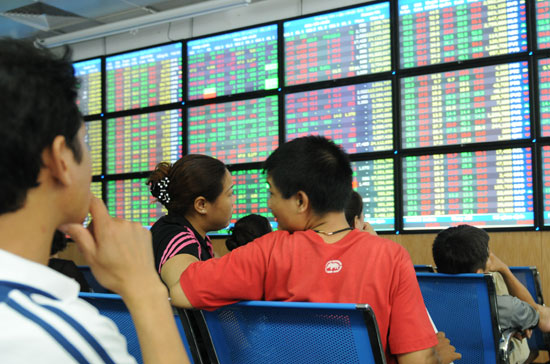 Thị trường lúc này cần một lực đỡ thống nhất. Điều đó không xẩy ra. Sức cầu yếu và chưa tạo được sự cộng hưởng - Ảnh: Quang Liên.