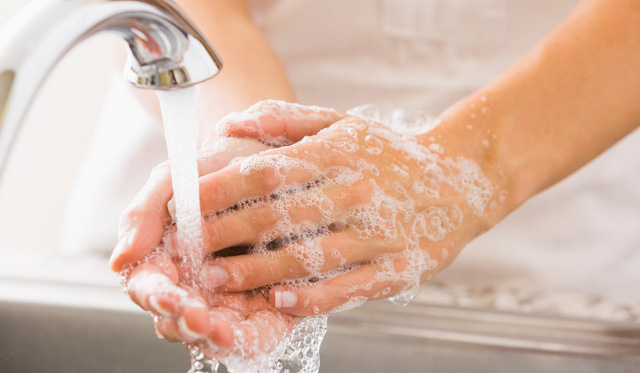 Tự bảo vệ bản thân khi đi làm trong mùa cúm - Ảnh 2.