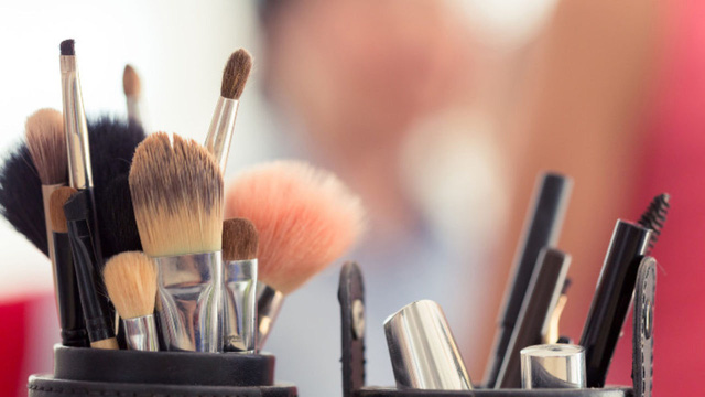 Vệ sinh cọ trang điểm sao cho đúng cách? - Ảnh 1.